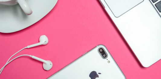 Apple smartfon i słuchawki