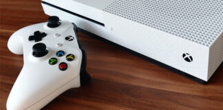Kontroler Xbox przy konsoli