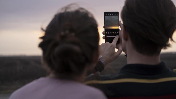 close-up-people-with-smartphone-1