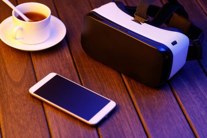 vr-glasses-cell-phone-wooden-desk-3